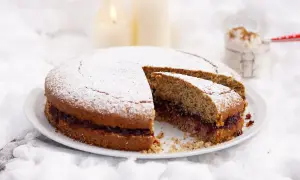 Torta di grano saraceno con marmellata, spolverata di zucchero a velo, su un letto di neve.