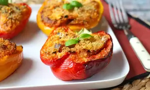 Peperoni al forno ripieni, colorati e invitanti, guarniti con basilico fresco.