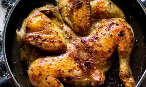 Pollo alla diavola succulento e dorato, cotto in padella con spezie piccanti. Un piatto invitante e saporito.