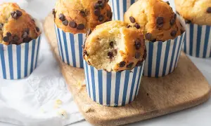 Muffin in friggitrice ad aria, soffici e golosi, con gocce di cioccolato, pronti per essere gustati.