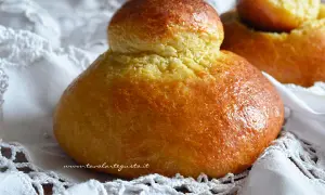 Brioche col tuppo dorate e soffici, pronte per essere gustate.