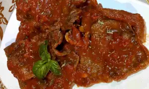 Deliziosa carne alla pizzaiola, tenera e succulenta, immersa in un ricco sugo di pomodoro e basilico fresco.