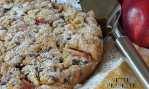 Torta sbriciolata con pesche e gocce di cioccolato, perfetta per chi ama le ricette con le pesche. Un dolce rustico e goloso.
