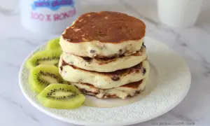 Pancake con yogurt greco e kiwi, un dolce inizio di giornata.