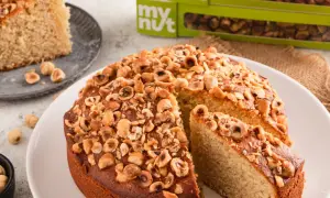Delizioso dolce con banane e nocciole tostate, una fetta è già servita.