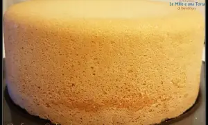 Un soffice pan di spagna, pronto per essere farcito e decorato. La sua consistenza perfetta promette un dolce delizioso.