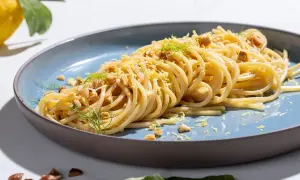 Spaghetti al limone e noci, un'idea per ricette primi piatti sfiziosi. Un piatto fresco e profumato, perfetto per ogni occasione.