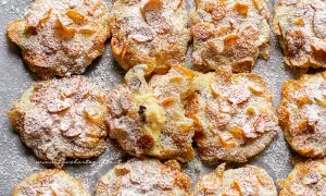 Deliziosi biscotti con corn flakes, cosparsi di zucchero a velo, invitano a un assaggio croccante e goloso.