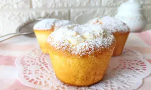 Muffin soffici e dorati, spolverati di zucchero a velo, perfetti per una ricetta facile e golosa.