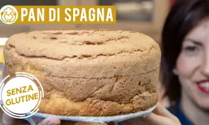 Un soffice pan di spagna senza glutine, perfetto per ogni occasione. La donna sorride sullo sfondo.