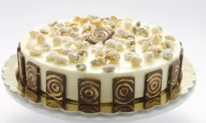 Deliziosa bavarese alla vaniglia con decorazioni di frutta secca caramellata e cioccolato.