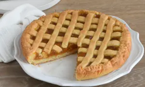 Una deliziosa crostata di marmellata, con la sua crosta dorata e il ripieno invitante, pronta per essere gustata.