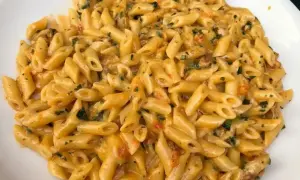 Un piatto invitante di penne ai 7 peccati, condite con una salsa cremosa e erbe aromatiche. Un vero peccato non assaggiarle!
