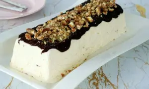 Parfait di mandorle ricoperto di cioccolato fuso e granella croccante. Un dolce fresco e goloso, perfetto per ogni occasione.