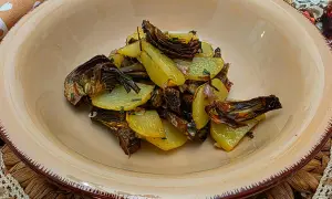 Carciofi croccanti e patate dorate, un contorno perfetto preparato in friggitrice ad aria.