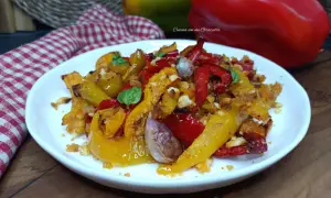 Peperoni gratinati in friggitrice ad aria, un piatto colorato e saporito, con pangrattato croccante e aglio.