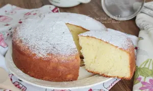 Torta soffice e profumata, uno dei tanti dolci con yogurt greco che conquisteranno il tuo palato. Perfetta per la colazione o la merenda.