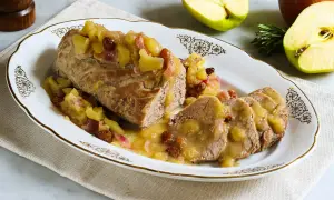 Un succulento filetto di maiale Cannavacciuolo, cotto a puntino e servito con una composta di mele e uvetta.