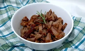 Deliziosi straccetti di vitello cotti a puntino, guarniti con un rametto di rosmarino fresco.