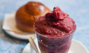Brioche soffice con una generosa porzione di gelato ai frutti di bosco, un'accoppiata perfetta per una pausa golosa.