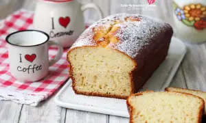 Plumcake yogurt greco soffice e profumato, spolverato di zucchero a velo, pronto per una colazione golosa.