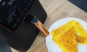 Frittata dorata appena sfornata dalla friggitrice ad aria Ninja, pronta per essere gustata.