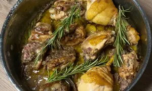 Pollo alla cacciatora in bianco, succulento e profumato, cotto in padella con rosmarino fresco.