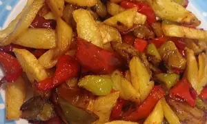 Un gustoso contorno di patate fritte e peperoni colorati, un classico piatto di pipi e patate.