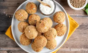 Polpette dorate e croccanti, perfette per le tue ricette con lenticchie. Servite con una ciotolina di salsa cremosa.