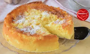 Una deliziosa torta di mele senza glutine, soffice e dorata, cosparsa di zucchero a velo. Perfetta per ogni occasione.