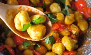 Gnocchi di zucchine succulenti in padella con pomodorini e basilico fresco. Un piatto leggero e saporito.