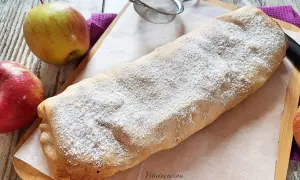 Strudel di mele appena sfornato, cosparso di zucchero a velo. Perfetto per la tua ricetta strudel di mele.