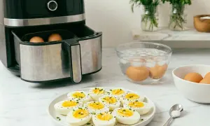 Uova sode perfette cotte nella friggitrice ad aria, pronte per essere gustate.