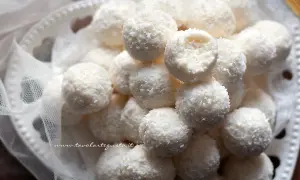 Dolci palline di cocco e ricotta, un tripudio di dolcezza e morbidezza, perfette per ogni occasione.