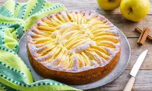 Una deliziosa torta di mele light, decorata con fettine di mela e zucchero a velo, pronta per essere gustata.