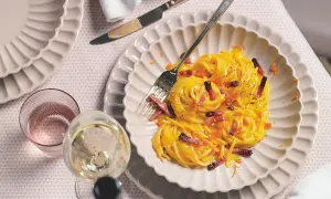 Spaghetti veloci e sfiziosi, un piatto cremoso con guanciale croccante e pepe nero, pronto in pochi minuti per un pasto delizioso.