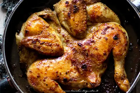 Pollo alla diavola succulento e dorato, cotto in padella con spezie piccanti. Un piatto invitante e saporito.