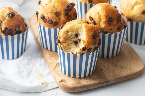 Muffin in friggitrice ad aria, soffici e golosi, con gocce di cioccolato, pronti per essere gustati.
