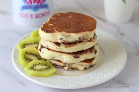 Pancake con yogurt greco e kiwi, un dolce inizio di giornata.