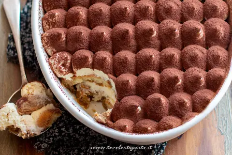 Tiramisù ricetta Benedetta, cremoso e goloso, pronto per essere gustato. Un classico intramontabile.
