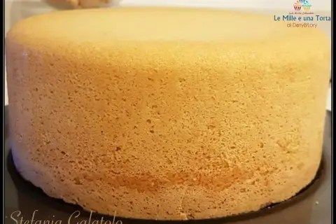 Un soffice pan di spagna, pronto per essere farcito e decorato. La sua consistenza perfetta promette un dolce delizioso.