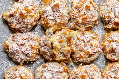 Deliziosi biscotti con corn flakes, cosparsi di zucchero a velo, invitano a un assaggio croccante e goloso.