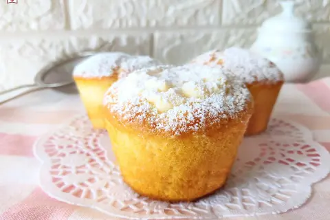 Muffin soffici e dorati, spolverati di zucchero a velo, perfetti per una ricetta facile e golosa.