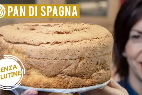 Un soffice pan di spagna senza glutine, perfetto per ogni occasione. La donna sorride sullo sfondo.