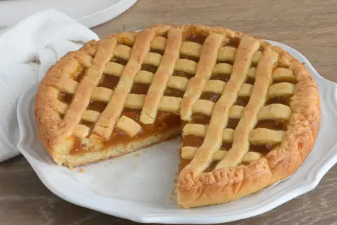 Una deliziosa crostata di marmellata, con la sua crosta dorata e il ripieno invitante, pronta per essere gustata.