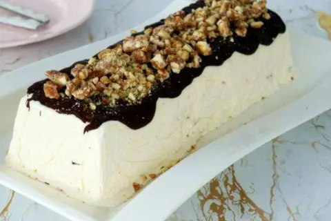 Parfait di mandorle ricoperto di cioccolato fuso e granella croccante. Un dolce fresco e goloso, perfetto per ogni occasione.
