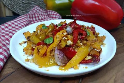 Peperoni gratinati in friggitrice ad aria, un piatto colorato e saporito, con pangrattato croccante e aglio.