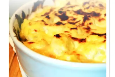 Gnocchi alla parigina dorati e filanti in una ciotola, pronti per essere gustati.