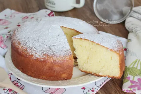Torta soffice e profumata, uno dei tanti dolci con yogurt greco che conquisteranno il tuo palato. Perfetta per la colazione o la merenda.