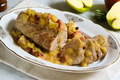 Un succulento filetto di maiale Cannavacciuolo, cotto a puntino e servito con una composta di mele e uvetta.